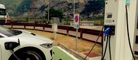Colonnina_in_autostrada.jpg